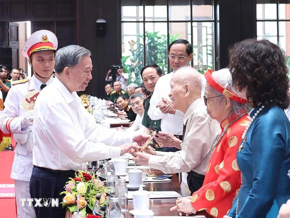 Tổng Bí thư Tô Lâm tặng quà cho cán bộ lão thành cách mạng. (Ảnh: Thống Nhất/TTXVN) ttxvn-tong-bi-thu-to-lam-gap-mat-dai-bieu-co-cong-voi-voi-cach-mang-3107-2.jpg