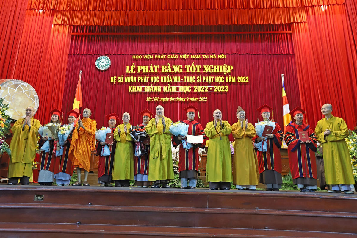 Trao bằng Thạc sĩ cho 7 học viên Phật học khóa I.