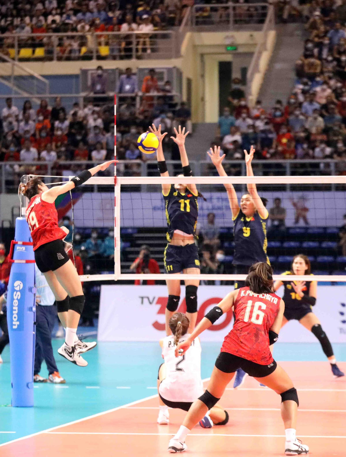 Đội tuyển Việt Nam liên tục tung ra những cú đập mạnh, tấn công đối phương.