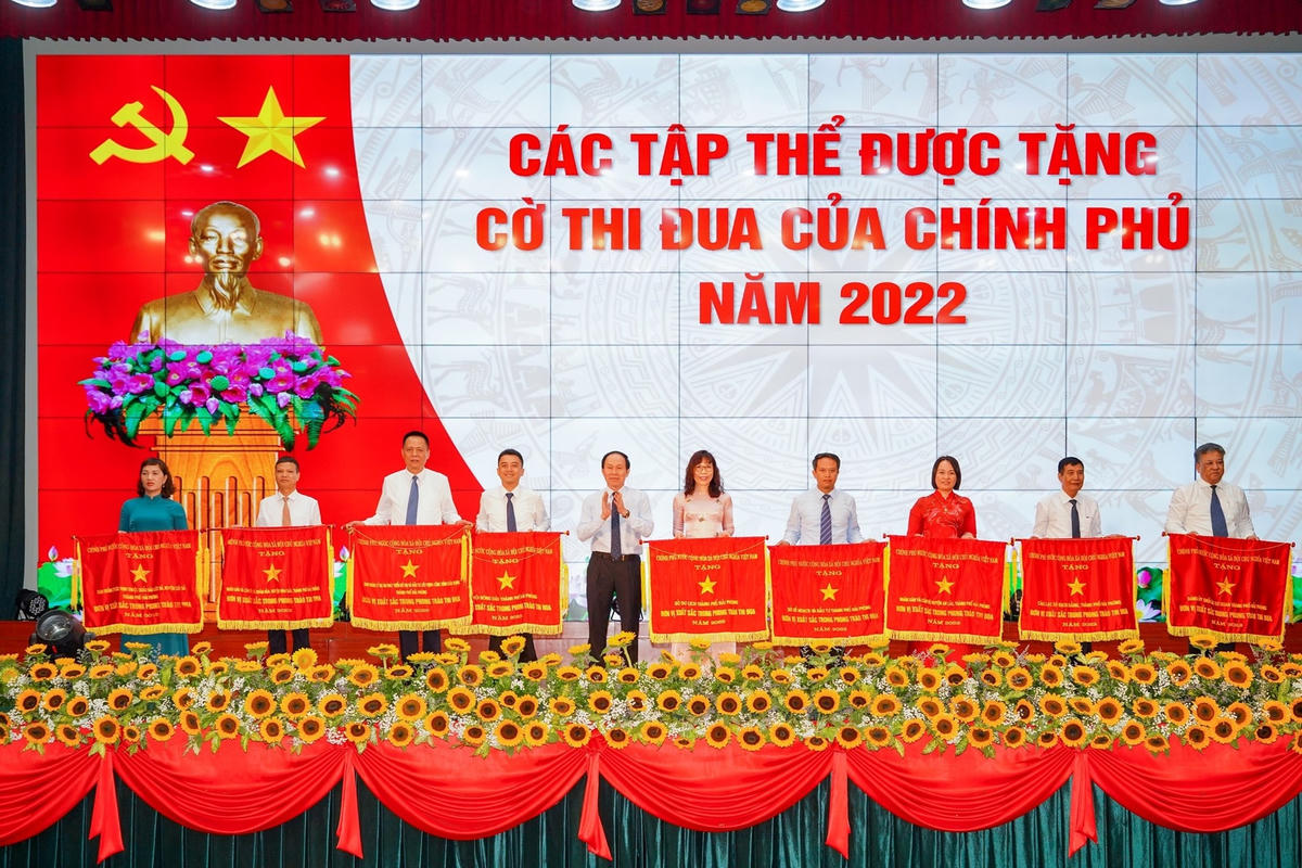 Bí thư Thành ủy Hải Phòng Lê Tiến Châu trao Cờ thi đua của Chính phủ cho các tập thể. Ảnh: Cổng thông tin điện tử TP Hải Phòng.