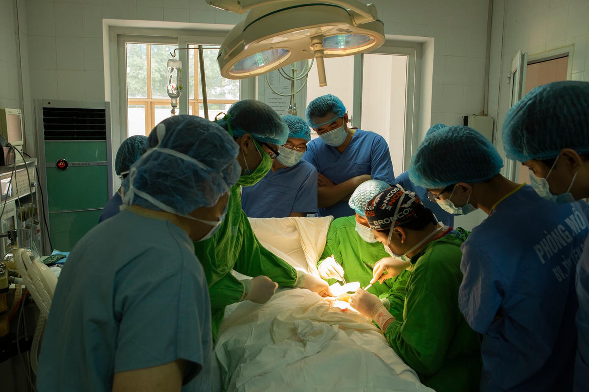 Chế độ lương thưởng và áp lực trong công việc là một trong những nguyên nhân khiến nhiều y, bác sĩ nghỉ việc. Ảnh: Quang Vinh