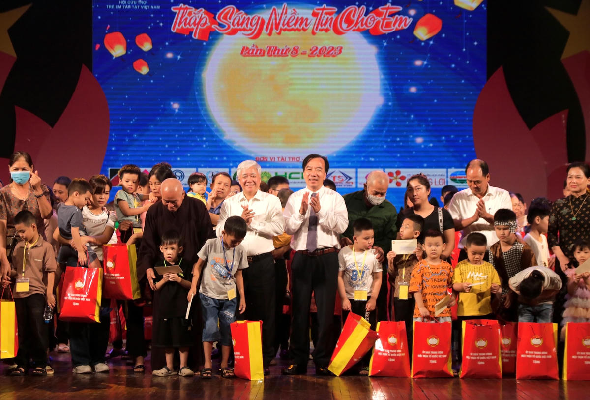 Chủ tịch UBTƯ MTTQ Việt Nam Đỗ Văn Chiến tặng quà cho các trẻ em khuyết tật tại chương trình.