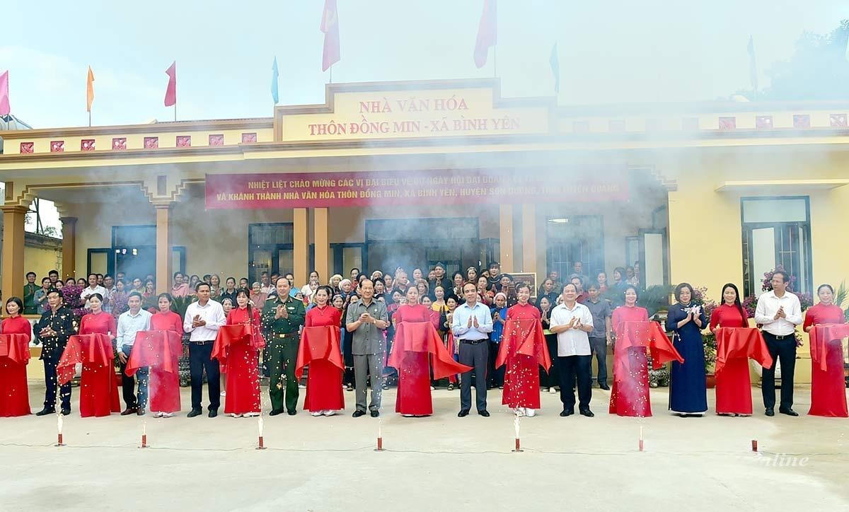 Ông Chẩu Văn Lâm, Ủy viên BCH Trung ương Đảng, Bí thư Tỉnh ủy, Trưởng đoàn Đại biểu Quốc hội tỉnh Tuyên Quang và Thượng tướng Bế Xuân Trường, Chủ tịch Hội Cựu chiến binh Việt Nam, lãnh đạo Tổng Cục công nghiệp Quốc phòng cắt băng khánh thành Nhà văn hóa thôn Đồng Min, xã Bình Yên, Sơn Dương.