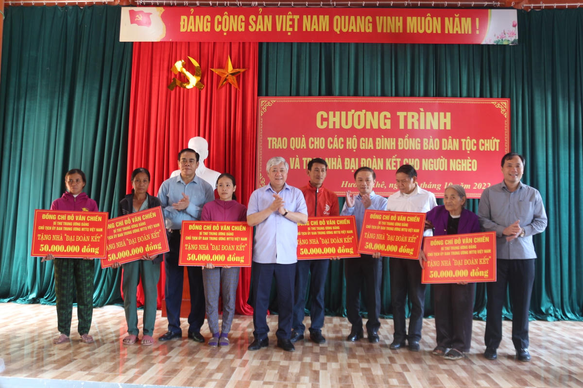 Bí thư Trung ương Đảng, Chủ tịch UBTƯ MTTQ Việt Nam Đỗ Văn Chiến và lãnh đạo tỉnh Hà Tĩnh trao biển tượng trưng tặng 6 nhà Đại đoàn kết cho hộ nghèo tại Hà Tĩnh. Ảnh: Hạnh Nguyên.
