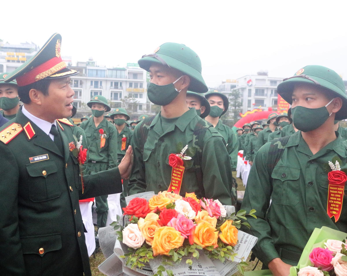 Thượng tướng Nguyễn Tân Cương, Ủy viên Trung ương Đảng, Ủy viên Thường vụ Quân ủy Trung ương, Tổng Tham mưu trưởng Quân đội Nhân dân Việt Nam, Thứ trưởng Bộ Quốc phòng, động viên tân binh nhập ngũ.