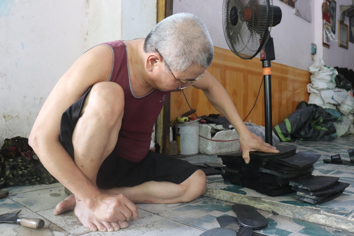 Nói về kỹ thuật làm ra đôi dép lốp, ông Dung cho biết, nguyên liệu duy nhất để làm dép là miếng cao su được lấy lại từ phần ngoài của lốp xe tải hạng nặng, chuyên chở than ở vùng mỏ Quảng Ninh mới đảm bảo độ dày và dai chắc cần thiết mà không phải những chiếc lốp ô tô thông thường.    