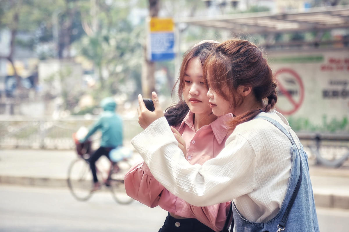 Giới trẻ 'mê mẩn' hàng cây bàng lá nhỏ xanh mướt ven sông Tô Lịch