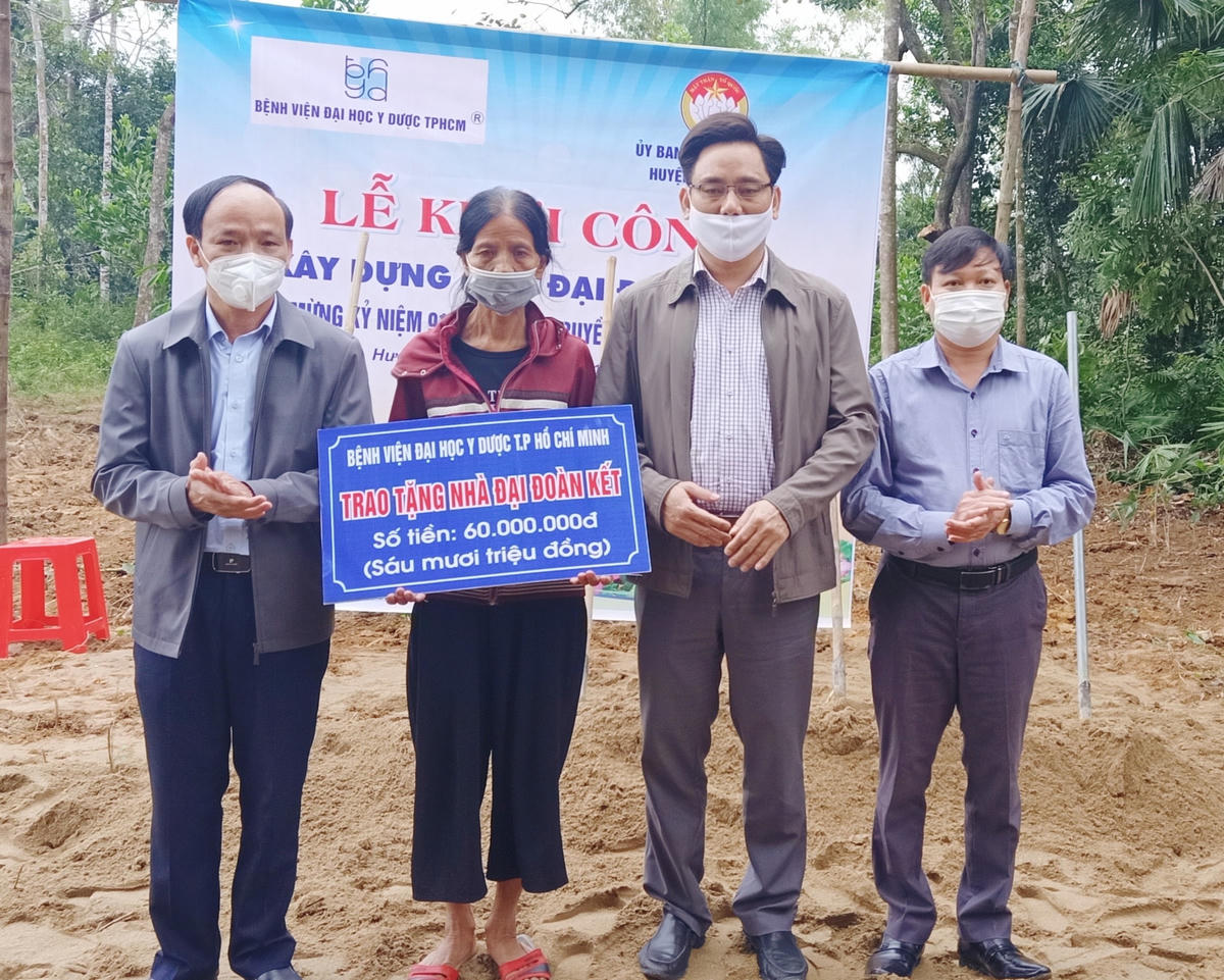 Ủy ban MTTQ huyện Hương Khê phối hợp nhà hảo tâm trao nhà Đại đoàn kết cho hộ nghèo.