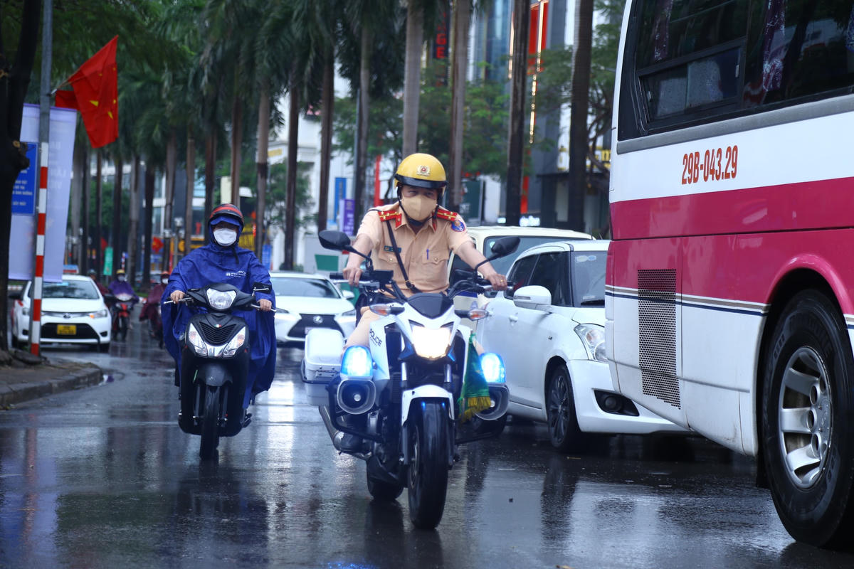 “Thủ trưởng các đơn vị tiến hành tổng kiểm tra, rà duyệt kỹ lưỡng toàn bộ nhiệm vụ, lực lượng, trang thiết bị, phương tiện lần cuối với tinh thần tập trung cao độ, bảo vệ tuyệt đối an toàn cho Lễ Khai mạc Đại hội Thể thao Đông Nam Á lần thứ 31" - Trung tướng Nguyễn Hải Trung, Giám đốc Công an TP Hà Nội nhấn mạnh.