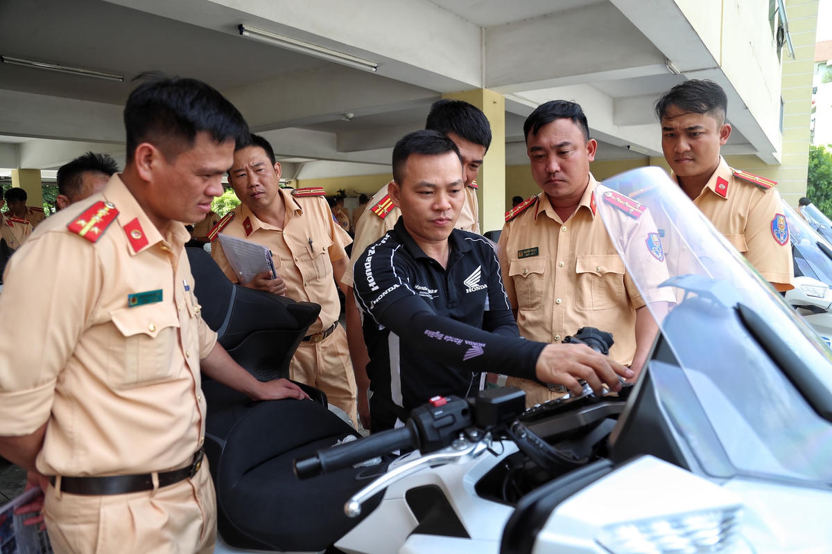 Lực lượng CSGT được hướng dẫn các chế độ lái của xe.