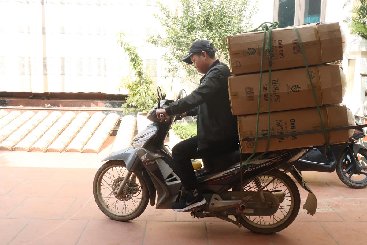 Những ngày cận Tết, thương lái các nơi hồi hả về thôn để thu gom bánh. Được biết, thị trường tiêu thụ chính của bánh đa nem Tân Châu là trong nội tỉnh, khi hàng làm ra nhiều, có thể xuất đi một số địa phương ở phía Bắc.