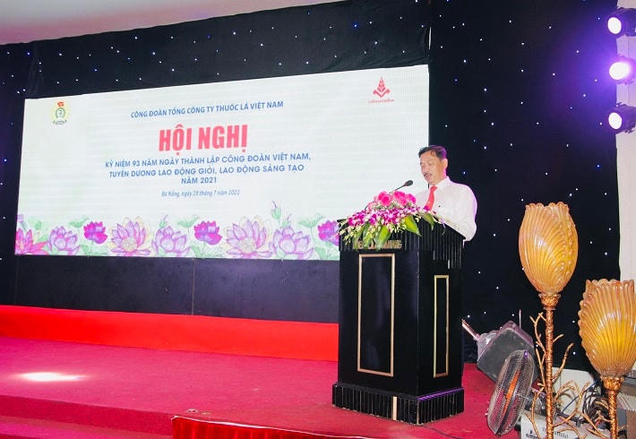 Ông Hồ Kỳ Quốc Hùng, Chủ tịch công đoàn Vinataba  đã báo cáo kết quả phong trào Thi đua “Lao động giỏi – Lao động sáng tạo” .