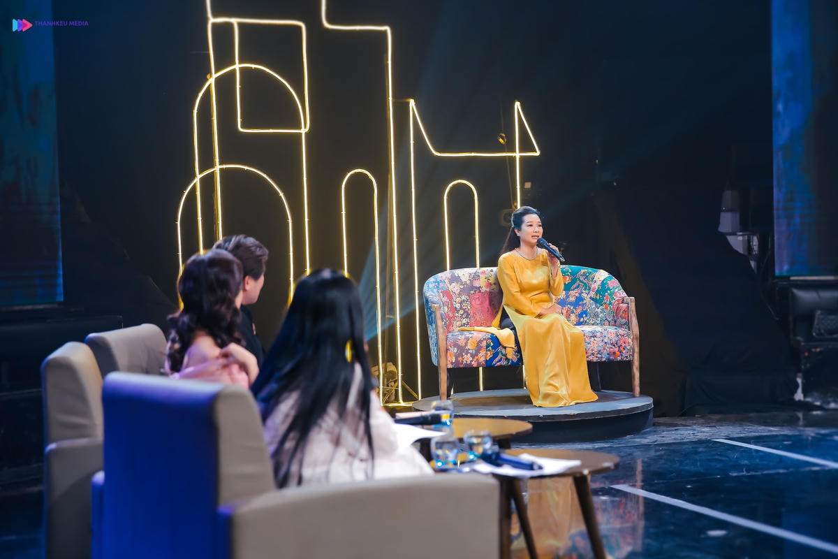 NSƯT Thanh Thanh Hiền trổ tài hát rao tại "Thanh xuân tươi đẹp".