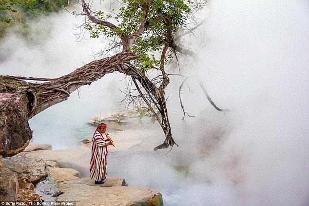 Dòng sông nước sôi là địa điểm tâm linh của người dân địa phương. 