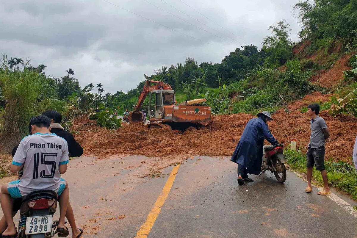 Cơ quan chức năng tỉnh Lâm Đồng đã huy động phương tiện giải phóng khối đất đá.
