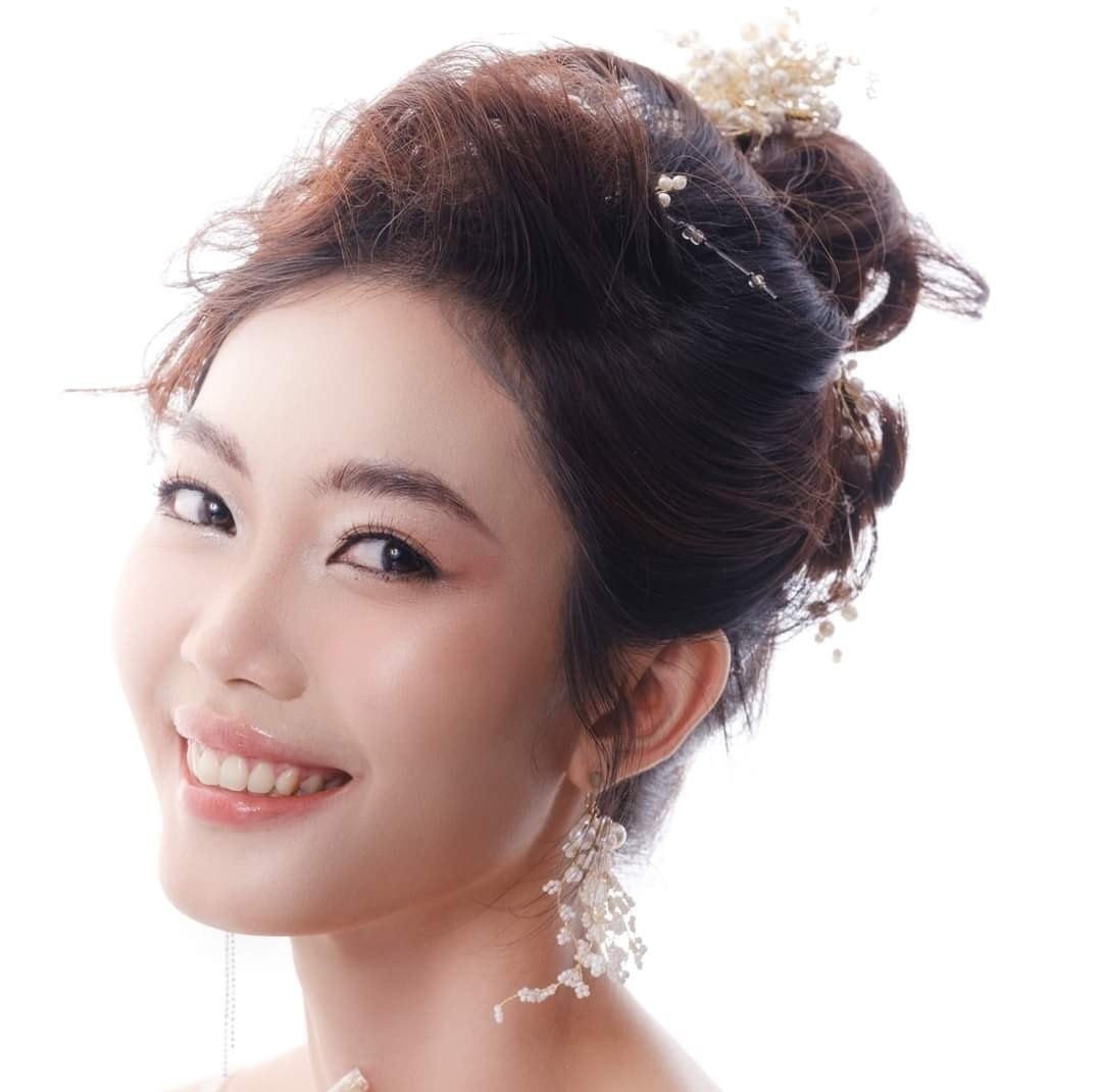 Chỉ cần makeup nhẹ nhàng, Diễm Trinh dễ gây thiện cảm với người đối diện. Ảnh: FBNV. 