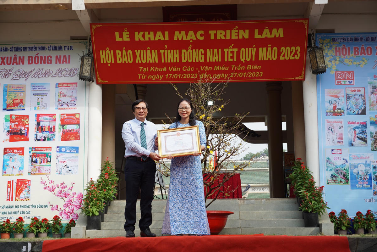 Ban tổ chức trao giải cho tác giả có tác phẩm xuất sắc tại Hội báo Xuân. Ảnh: Mạnh Thìn.