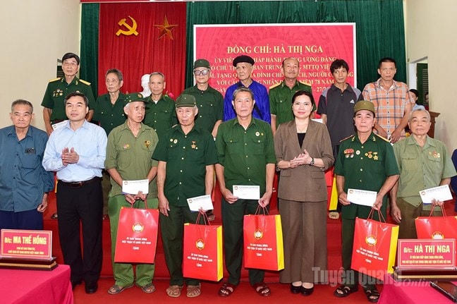 Phó Chủ tịch Ủy ban Trung ương Mặt trận Tổ Quốc Việt Nam Hà Thị Nga trao quà của Ủy ban Trung ương MTTQ Việt Nam cho các thương binh.