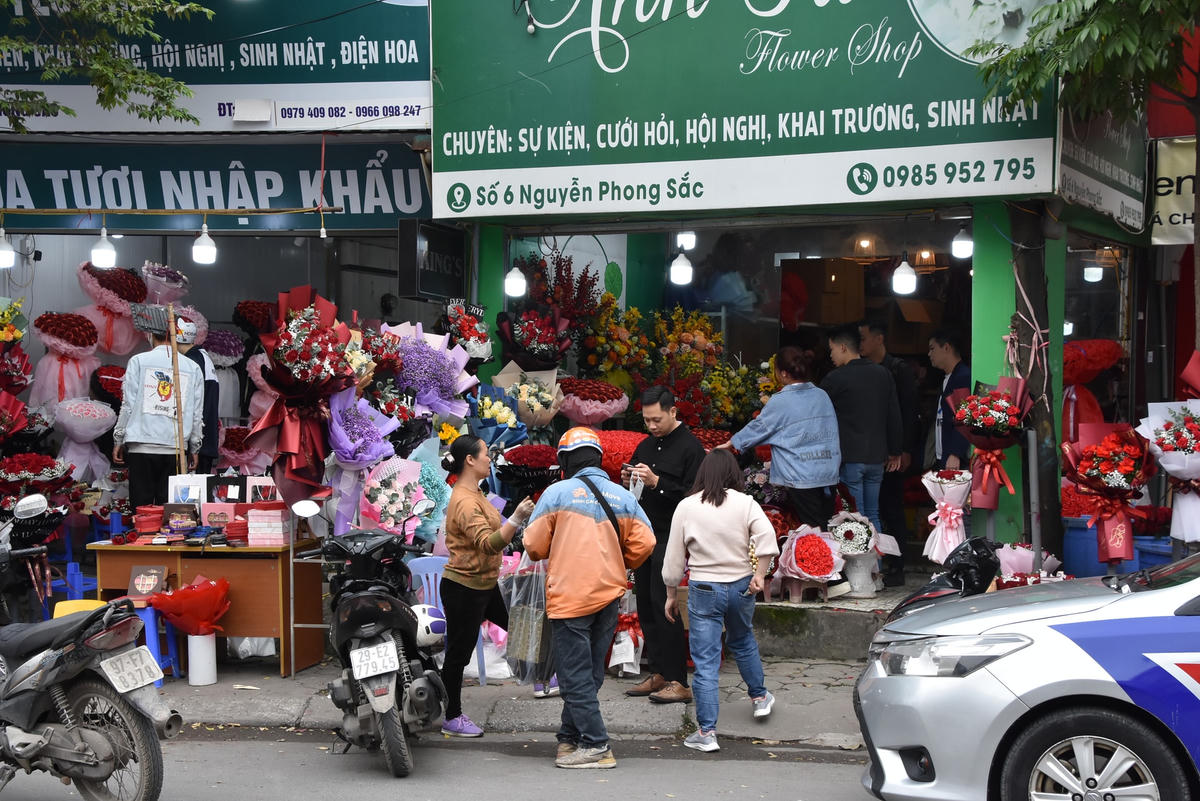 Theo ghi nhận của PV Báo Đại Đoàn Kết, nhiều cửa hàng hoa tươi tại Hà Nội "mạnh tay" nhập hàng với số lượng lớn để phục vụ nhu cầu của người dân.