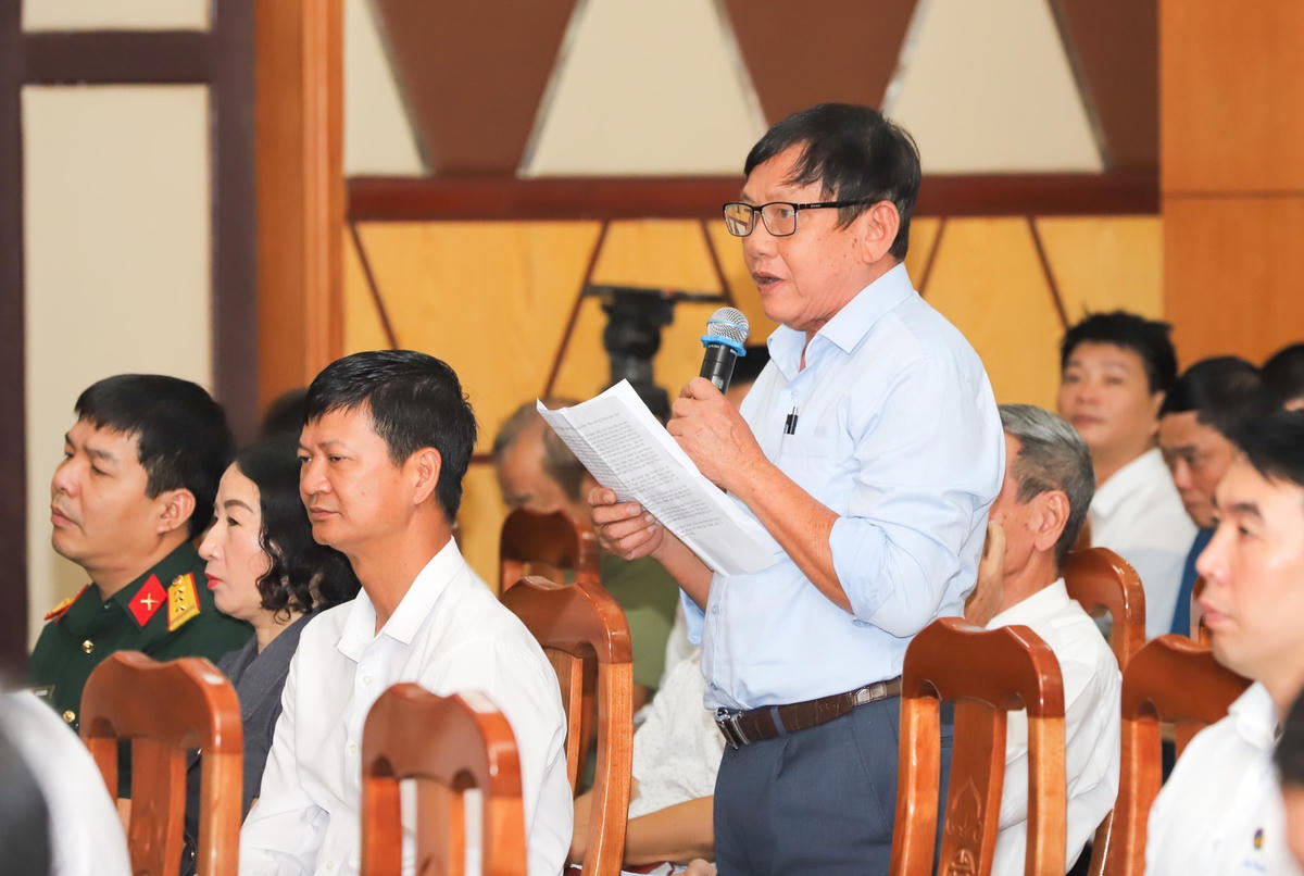 Các cử tri huyện Thủy Nguyên phát biểu.