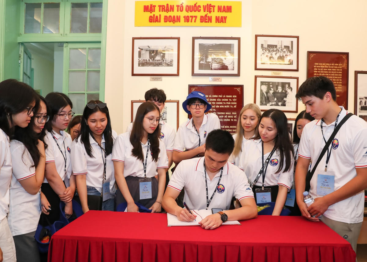 Đoàn đại biểu kiều bào trẻ tham dự "Trại hè Việt Nam 2023" tham quan Bảo tàng MTTQ Việt Nam. Ảnh: Quang Vinh.