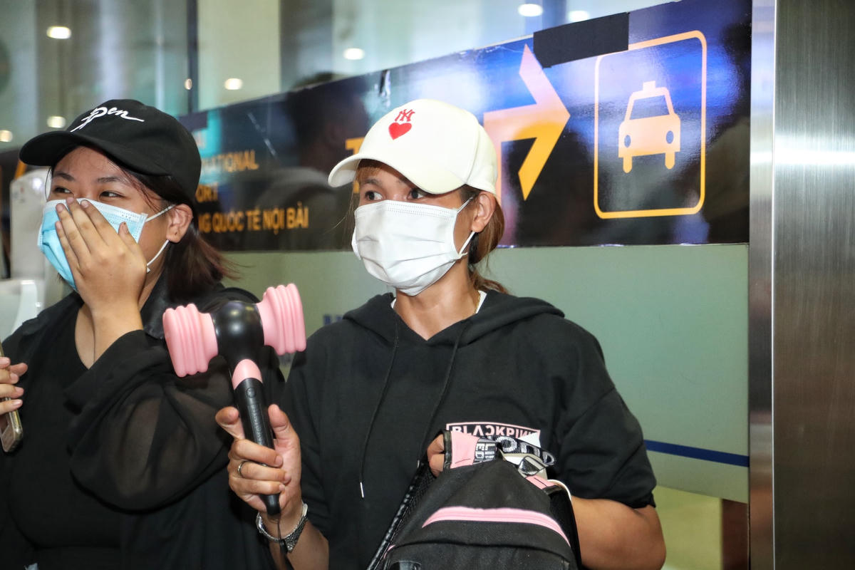 Bạn Tuyết Mai trú tại Cầu Giấy, Hà Nội chia sẻ, hâm mộ nhóm nhạc từ lâu lên ngay sau khi biết tin nhóm nhạc Blackbink sẽ biểu diễn tại Hà Nội bạn đã tìm hiểu thời gian nhóm nhạc sẽ tới sân bay Nội Bài để được gặp trực tiếp.