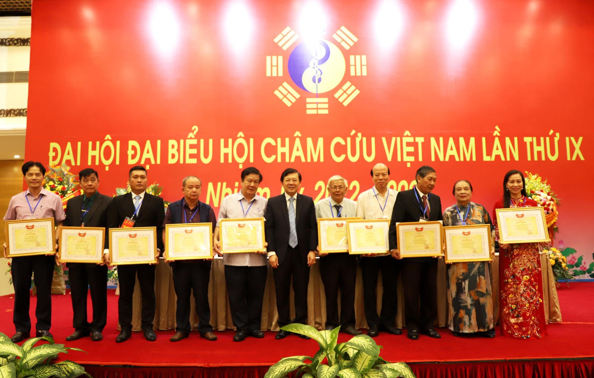 Phó Chủ tịch Nguyễn Hữu Dũng trao tặng Bằng khen của UBTƯ MTTQ Việt Nam cho các tập thể, cá nhân thuộc Hội Châm cứu Việt Nam có thành tích xuất sắc trong công tác Hội.