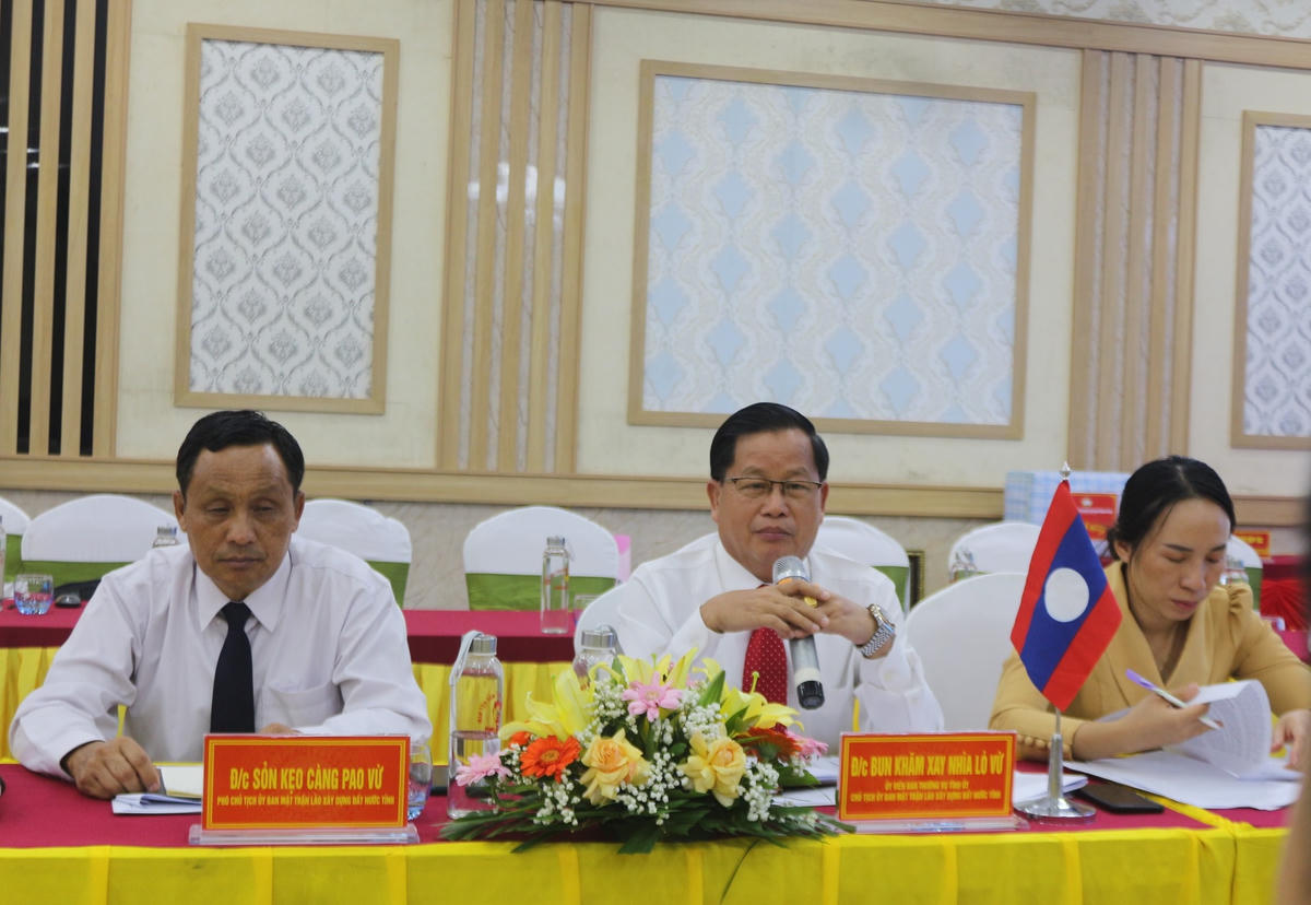 Ông Bun Khăm Xay Nhìa Lò Vừ, Chủ tịch Ủy ban Mặt trận Lào xây dựng đất nước tỉnh Bolikhămxay trao đổi tại hội đàm.