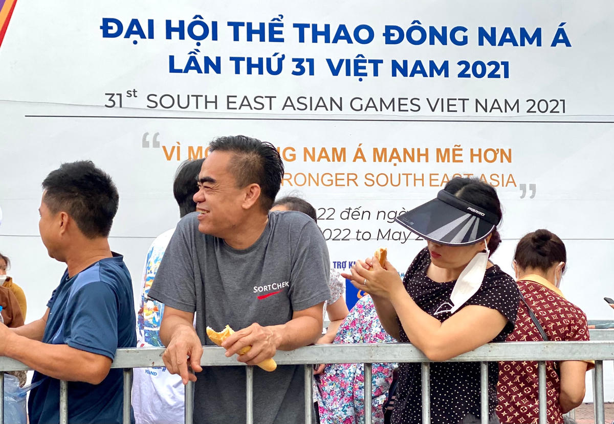 Các CĐV tranh thủ ăn bữa sáng để tiếp sức đứng xếp hàng...Càng gần giờ phát vé mời, số lượng CĐV đổ về càng đông.