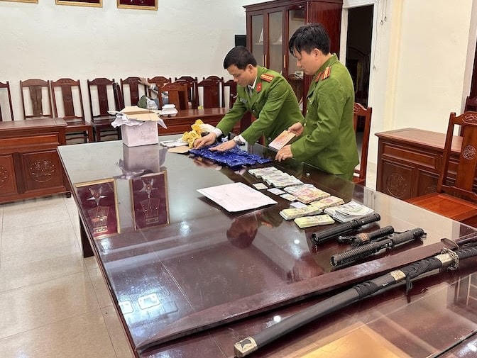 Một lượng lớn tiền mặt và 'hàng nóng' được tìm thấy tại nhà của các đối tượng.