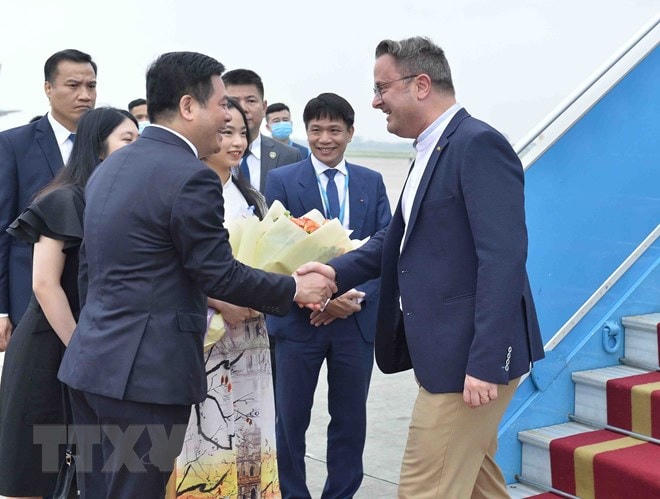 Bộ trưởng Bộ Công Thương Nguyễn Hồng Diên đón Thủ tướng Đại Công quốc Luxembourg Xavier Bettel tại Sân bay Quốc tế Nội Bài, Hà Nội.  Ảnh: Minh Đức/TTXVN.
