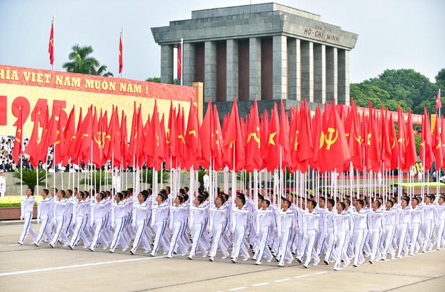 Khối cờ Tổ quốc, cờ Đảng tại lễ mít tinh, diễu binh, diễu hành trên Quảng trường Ba Đình, sáng 2/9/2015.
