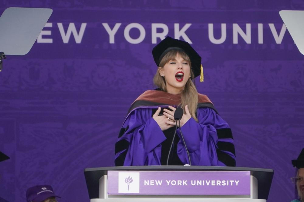 [ẢNH] Taylor Swift nhận bằng Tiến sĩ Danh dự của Đại học New York