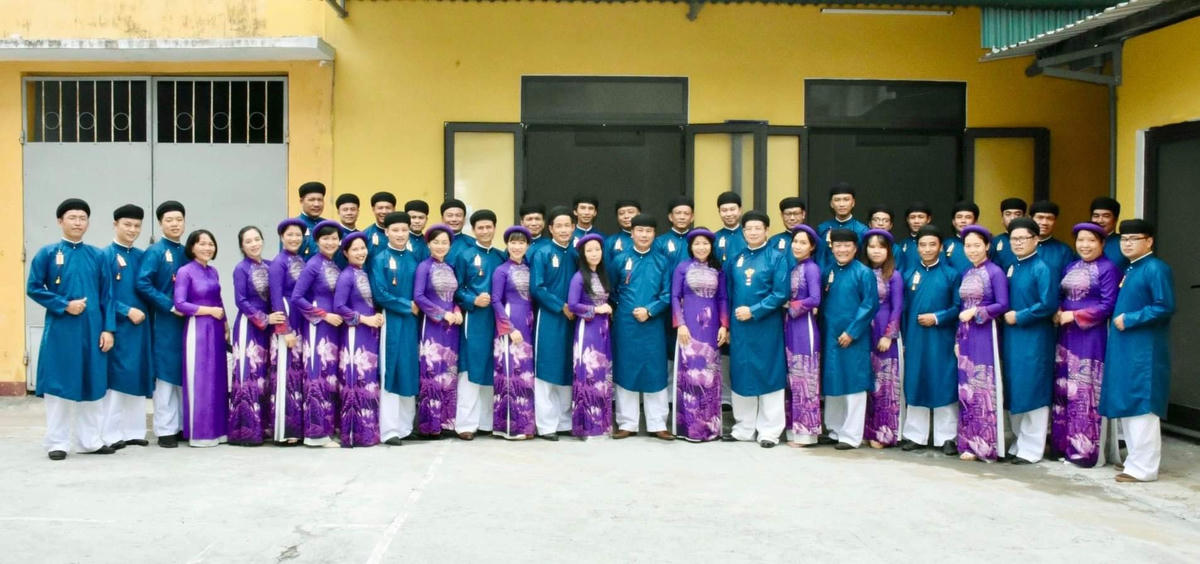 Cán bộ Sở VHTT Thừa Thiên - Huế thực hành mặc áo dài.  
