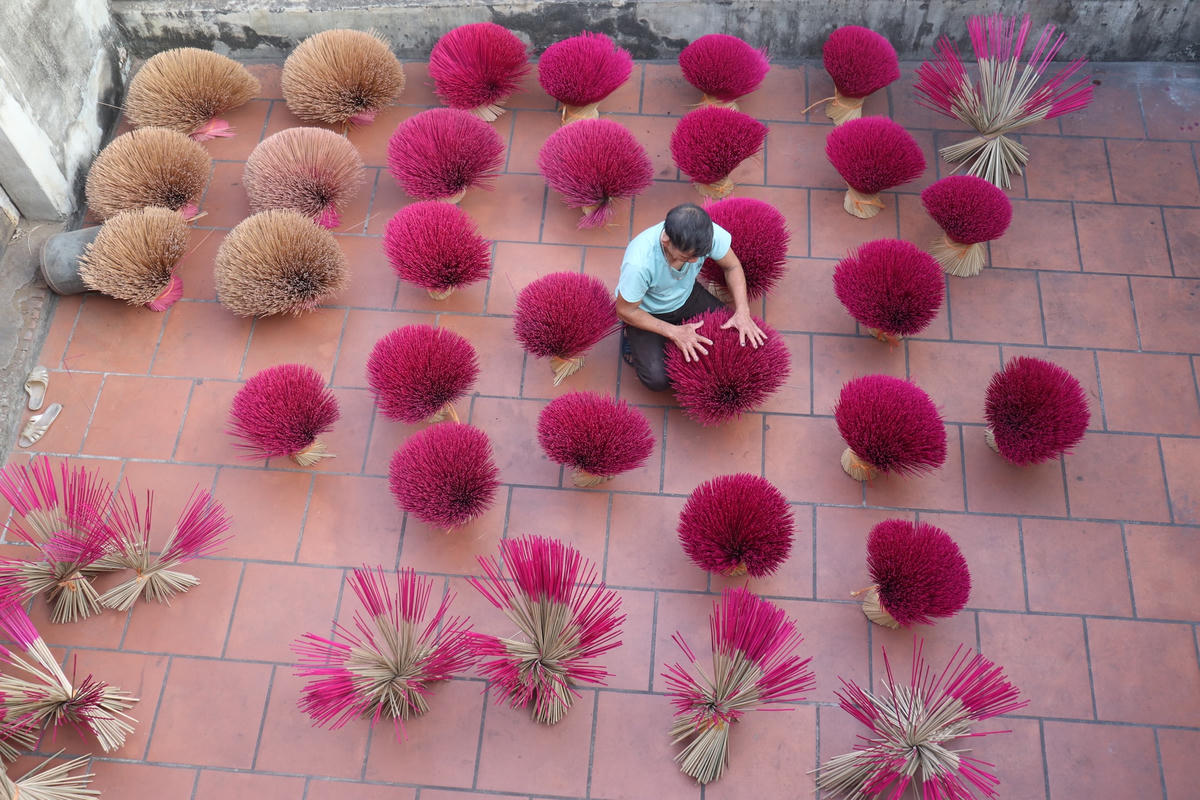 Người dân làng nghề hương Đông Khê, xã Hoằng Quỳ, huyện Hoằng Hoá (Thanh Hoá) cứ ngày ngày, tháng tháng làm hương và đã truyền nối công việc này cho các đời con cháu được hơn 300 năm.