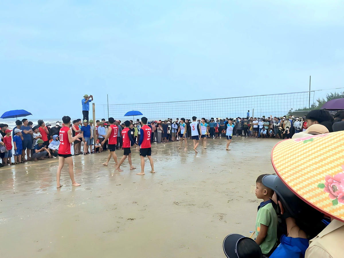 Bóng chuyền nam được tổ chức song song cùng với các hoạt động khác. 
