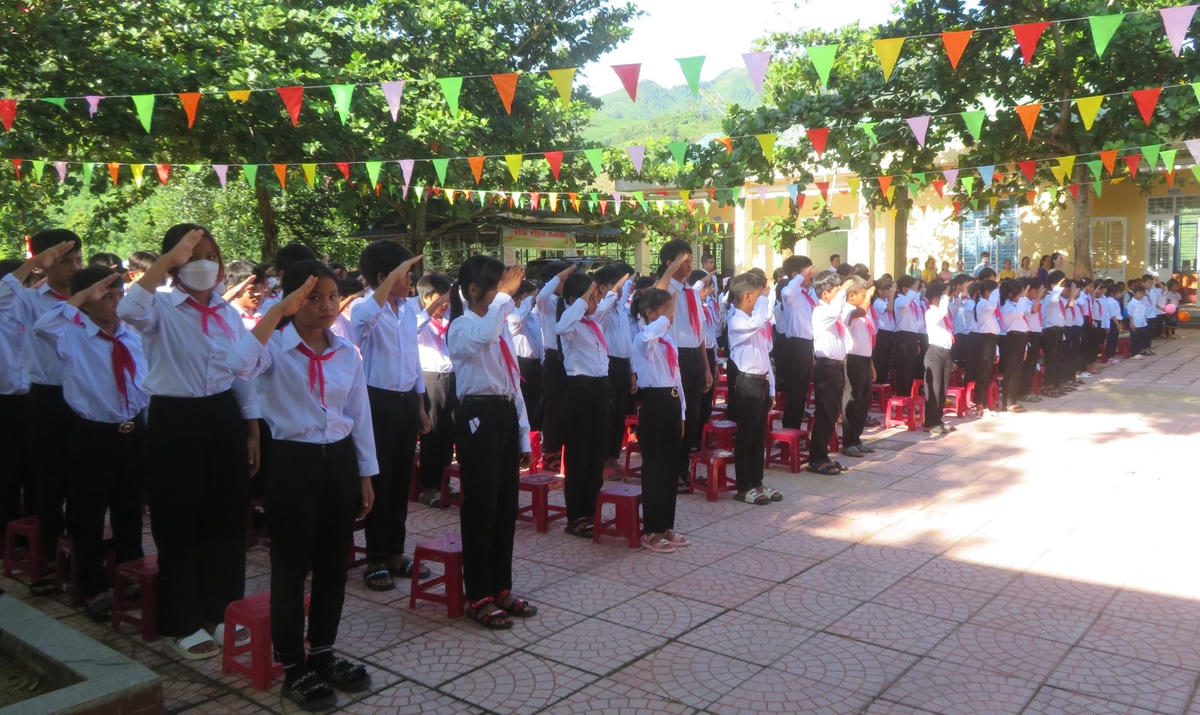 Học sinh thực hiện nghi thức chào cờ năm học mới.