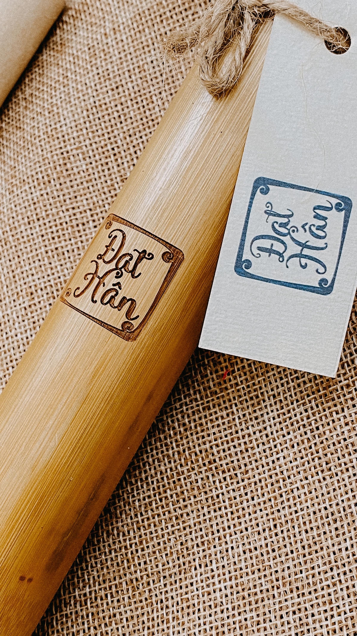 Trên thân của mỗi ống tre khắc tên của Ngọc Hân và bạn trai. Ảnh: NVCC. 