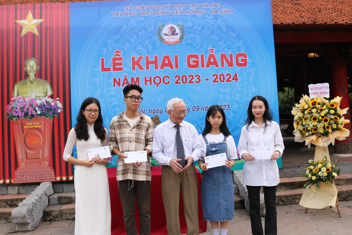 Nhân dịp này, Trường THPT Đinh Tiên Hoàng trao thưởng cho các học sinh đạt điểm cao tại Kỳ thi tốt nghiệp THPT năm 2023 và học sinh đạt điểm cao vào lớp 10 năm học 2023-2024.