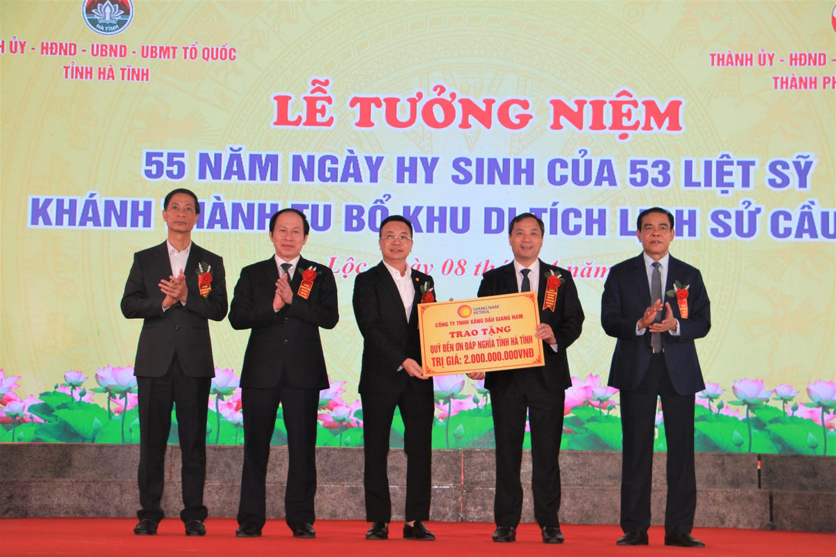 Công ty TNHH Xăng dầu Giang Nam trao tặng 2 tỷ đồng cho Quỹ "Đền ơn đáp nghĩa" tỉnh Hà Tĩnh.