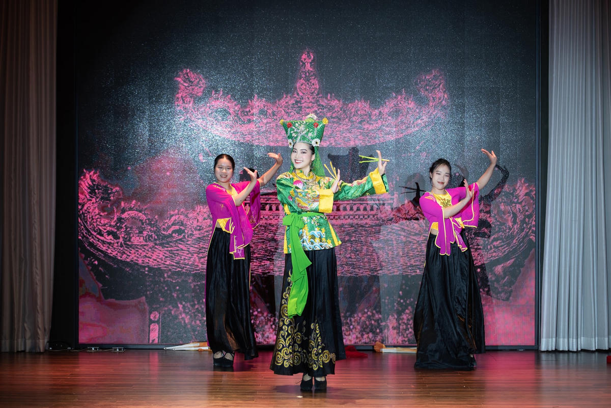 Vũ Phương Thảo tái hiện lại điệu múa hầu đồng vô cùng chỉn chu, cùng với đó là việc “phát lộc” bằng những viên kẹo khiến cho giám khảo và khán giả thích thú.