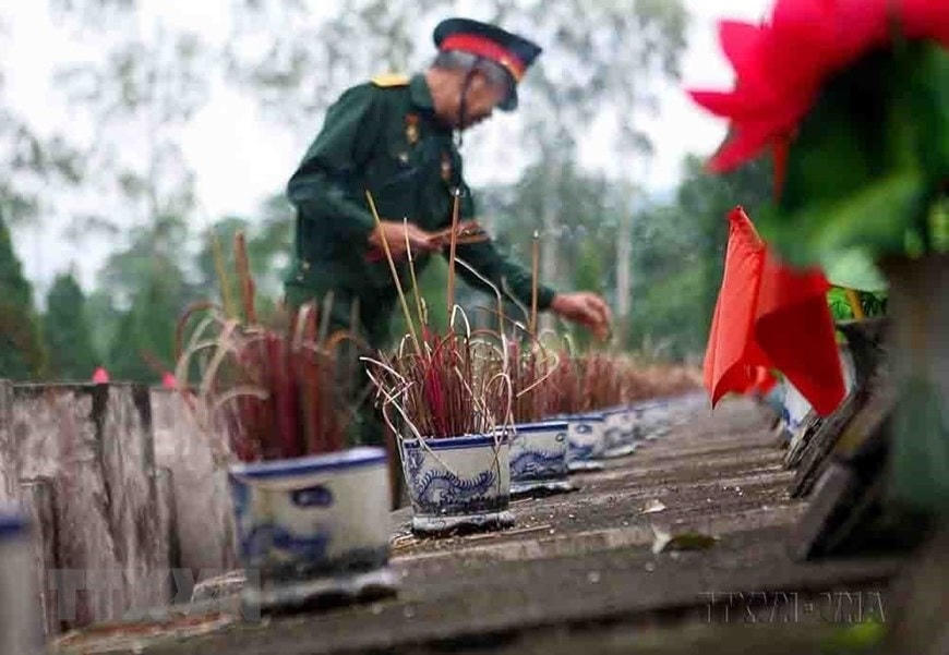 Thắp nén hương thơm tưởng nhớ những đồng đội tại Nghĩa trang liệt sĩ Quốc gia Vị Xuyên (Hà Giang) - "ngôi nhà chung" của các liệt sĩ đã anh dũng chiến đấu, hy sinh trong Cuộc chiến bảo vệ biên giới phía Bắc. Ảnh: Thanh Tùng/TTXVN.
