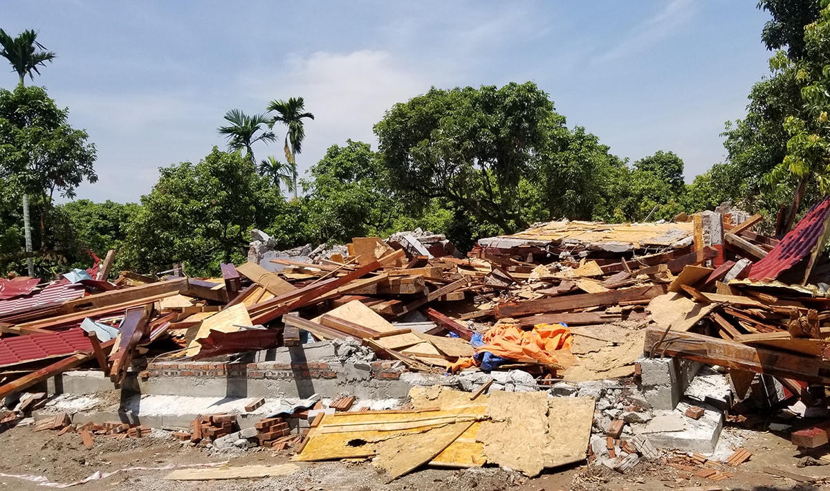 Tháo dỡ công trình xây dựng trái phép. Các công trình xây dựng kiên cố trái phép trên 122 ha đất Nông trường Quý Cao thuộc 2 xã Đại Thắng và Tiên Cường (huyện Tiên Lãng) đang được UBND huyện Tiên Lãng tháo dỡ. Bước đầu đã có 9 công trình bị xử lý.