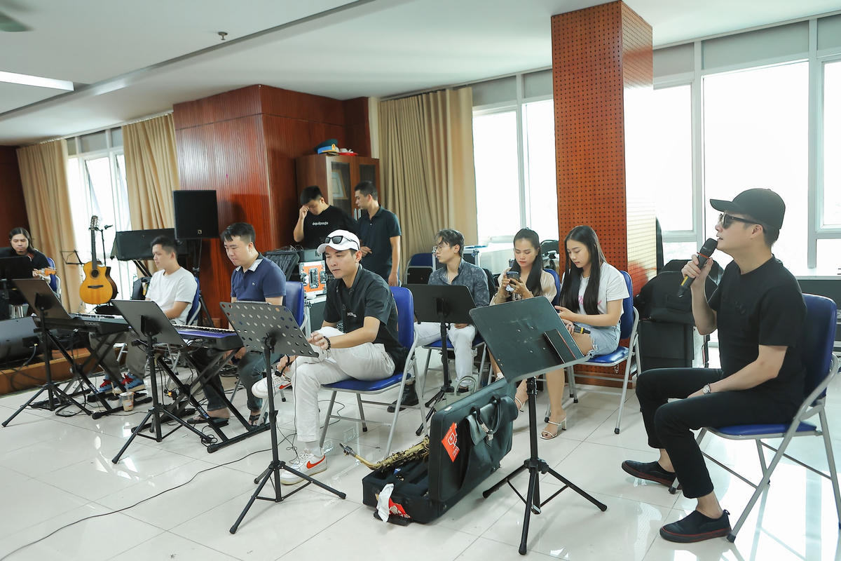 Quang Hà hăng say tập hát 'Nàng thơ' cho show 'Tạ tình'