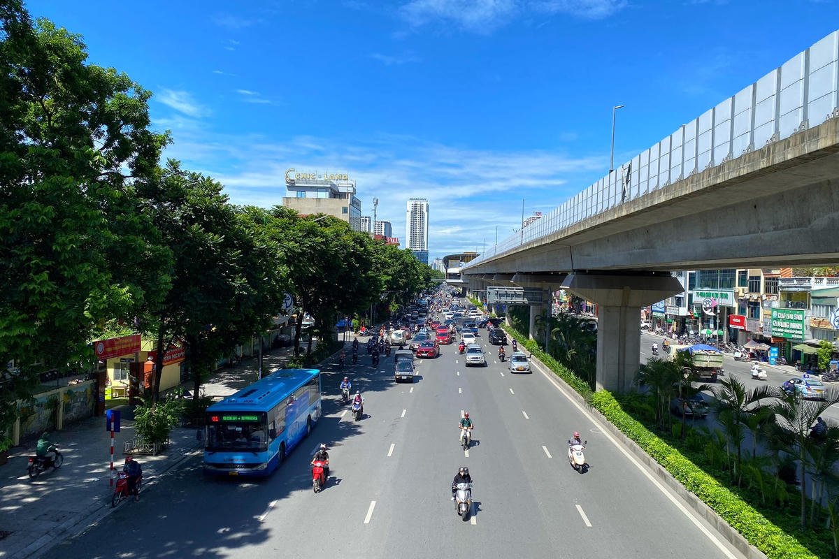 Sau khi tháo dải phân cách tách làn xe, các phương tiện lại di chuyển theo cách "hỗn hợp".