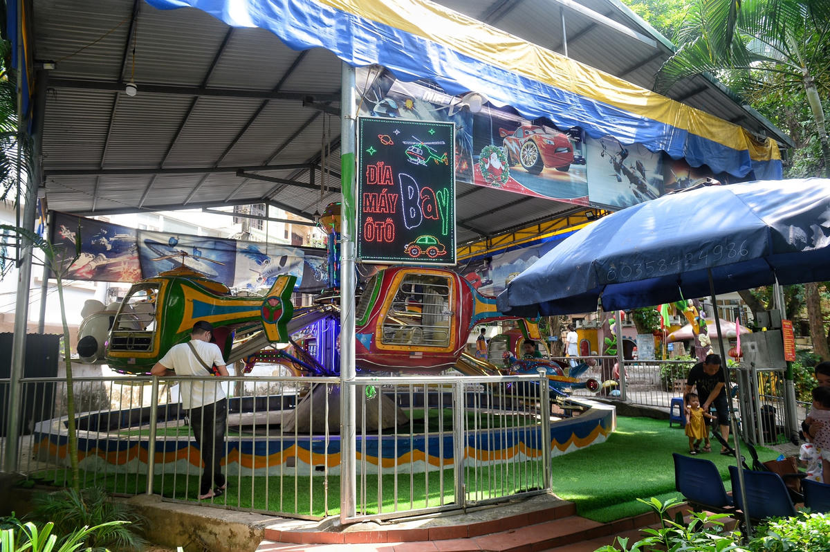 Tại công viên, những em nhỏ cũng rất vui vẻ khi được chơi đu quay.