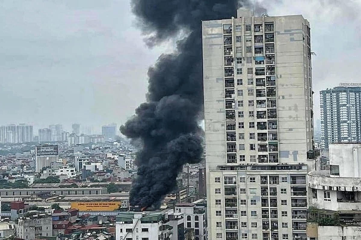 Hình ảnh cột khói cao hàng chục mét của căn nhà cao tầng trên đường Vũ Trọng Phụng bốc cháy.