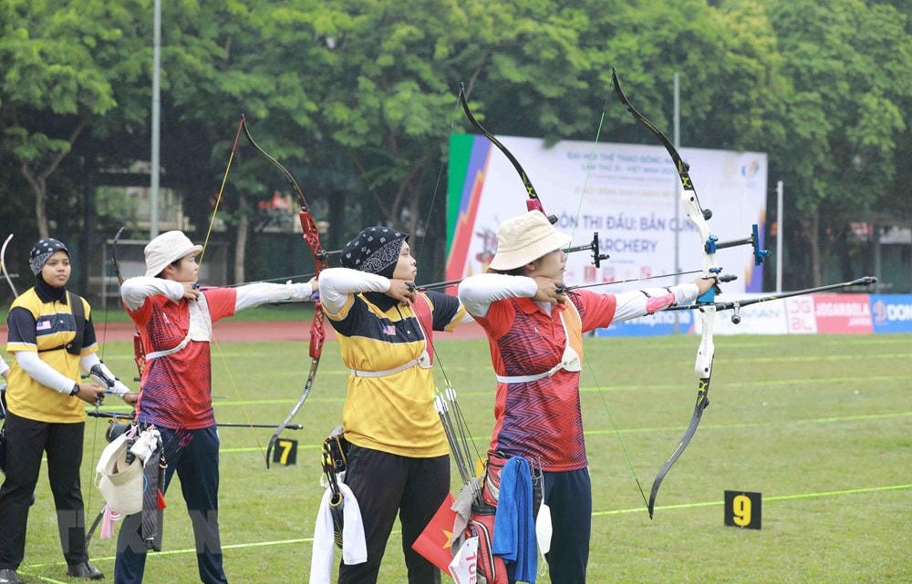 Vận động viên bắn cung thi đấu. (Ảnh: TTXVN).