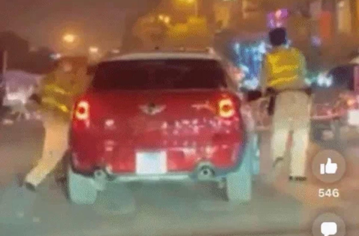 Tài xế lái ô tô Mini Cooper BKS 30E-112.xx bỏ chạy sau khi bị lực lượng chức năng dừng xe kiểm tra nồng độ cồn. (Ảnh cắt từ clip).