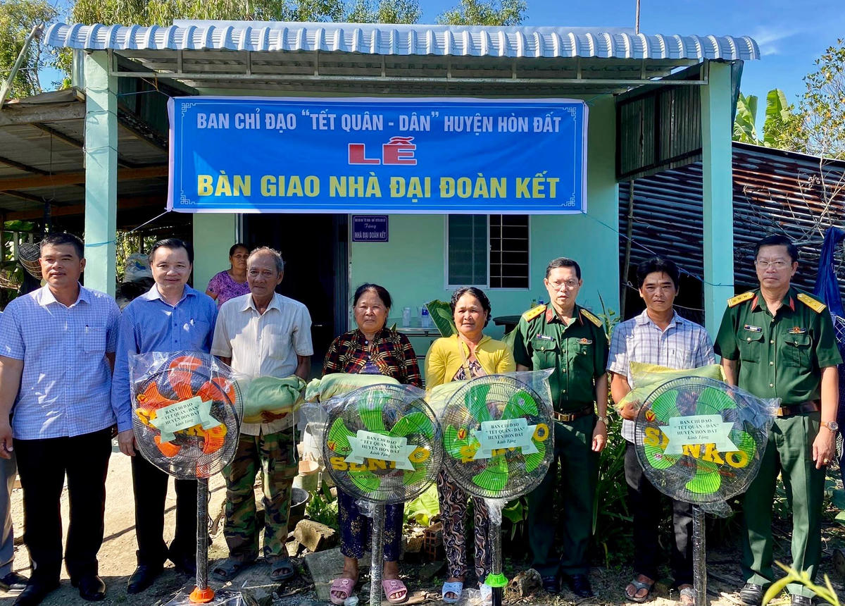Ban Chỉ đạo các hoạt động Tết Quân - Dân huyện Hòn Đất và các mạnh thường quân trao quà cho các gia đình.